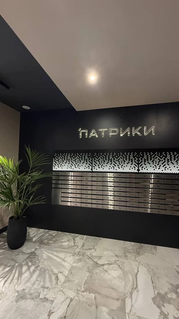 Почтовые ящики и название Патрики в готовом подъезде