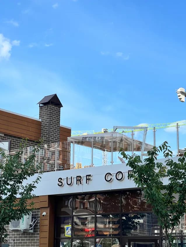 Кофейня Surf Coffee на первом этаже дома в ЖК Самолёт