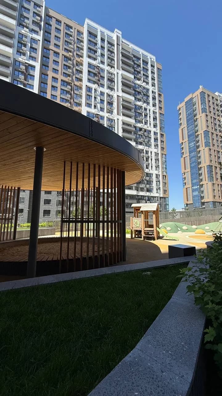 Круглая деревянная беседка и детская площадка во дворе ЖК Все свои VIP